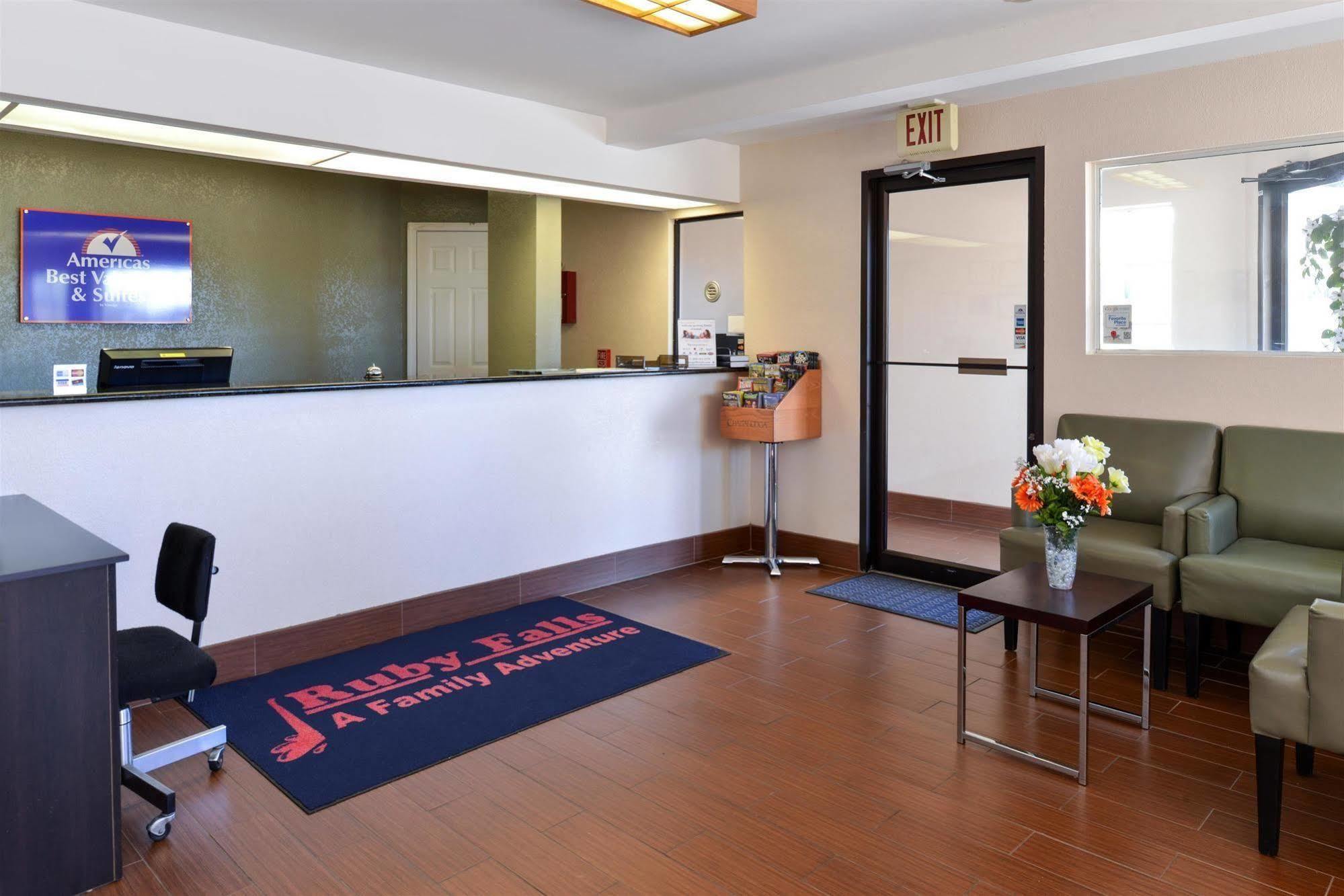 Carry On Inn & Suites LaFayette Buitenkant foto